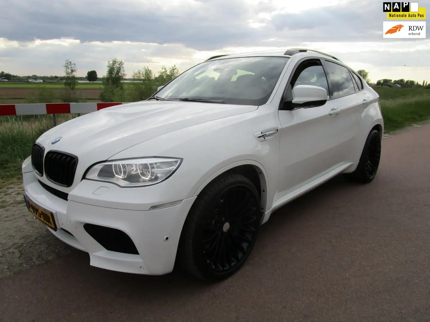 BMW X6 4.4i M 555PK nieuwstaat alle opties apk 6-2026 Bianco - 1