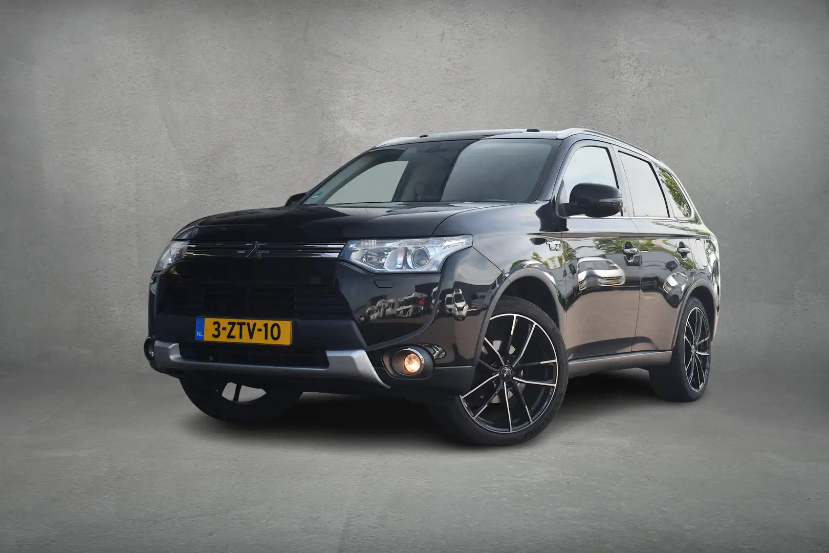 Mitsubishi Outlander 2.0 PHEV Instyle X-Line | Trekhaak | Schuifdak | L Zwart - 2