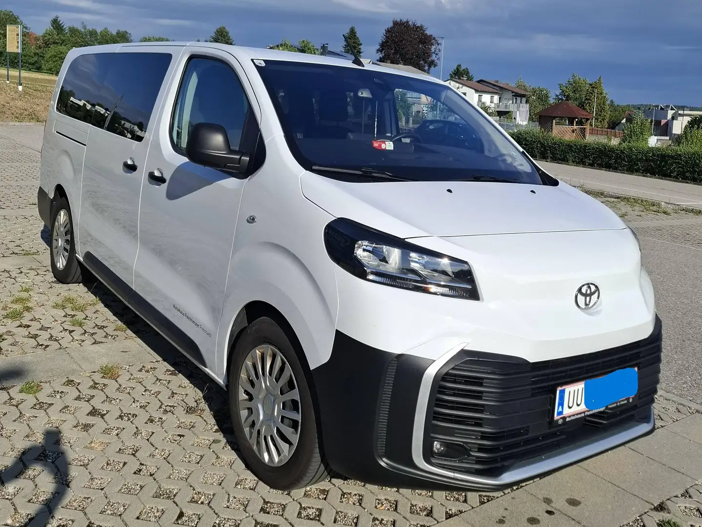Toyota Proace Proace Verso 2,0 D-4D 145 L2 9-Sitz. Shuttle Shuttle Weiß - 2