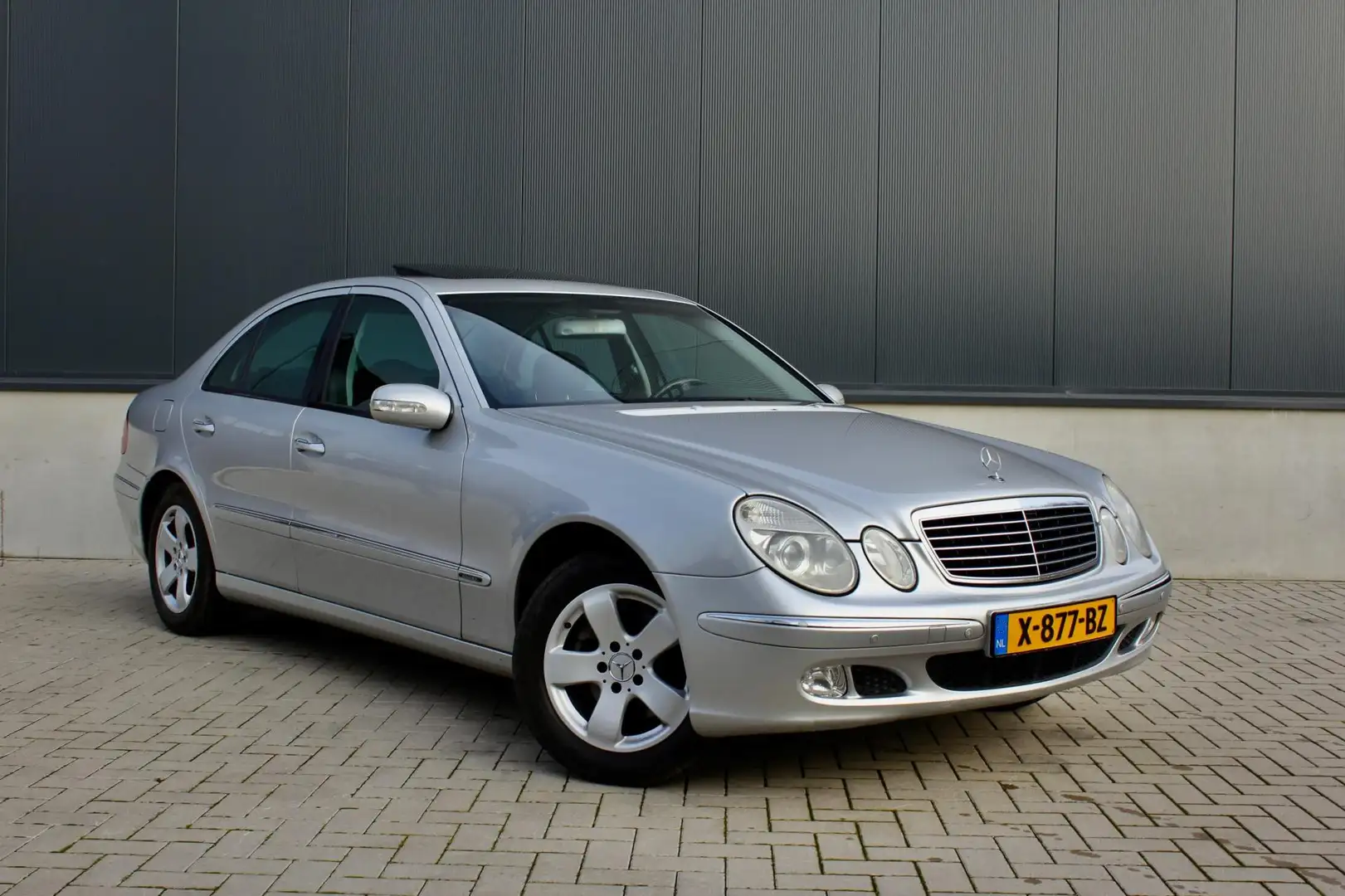 Mercedes-Benz E 200 K. Avantgarde sedan Strakke auto Grau - 2
