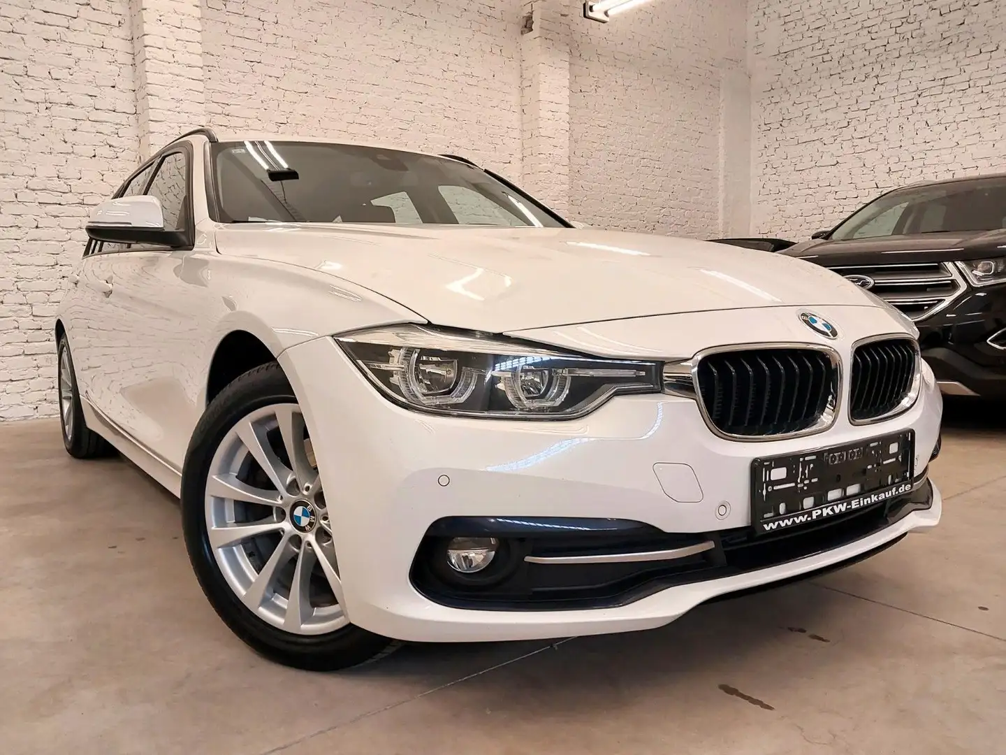 BMW 320 d Touring Sport Line 105oookm LED AHZV LEDER Blanc - 2