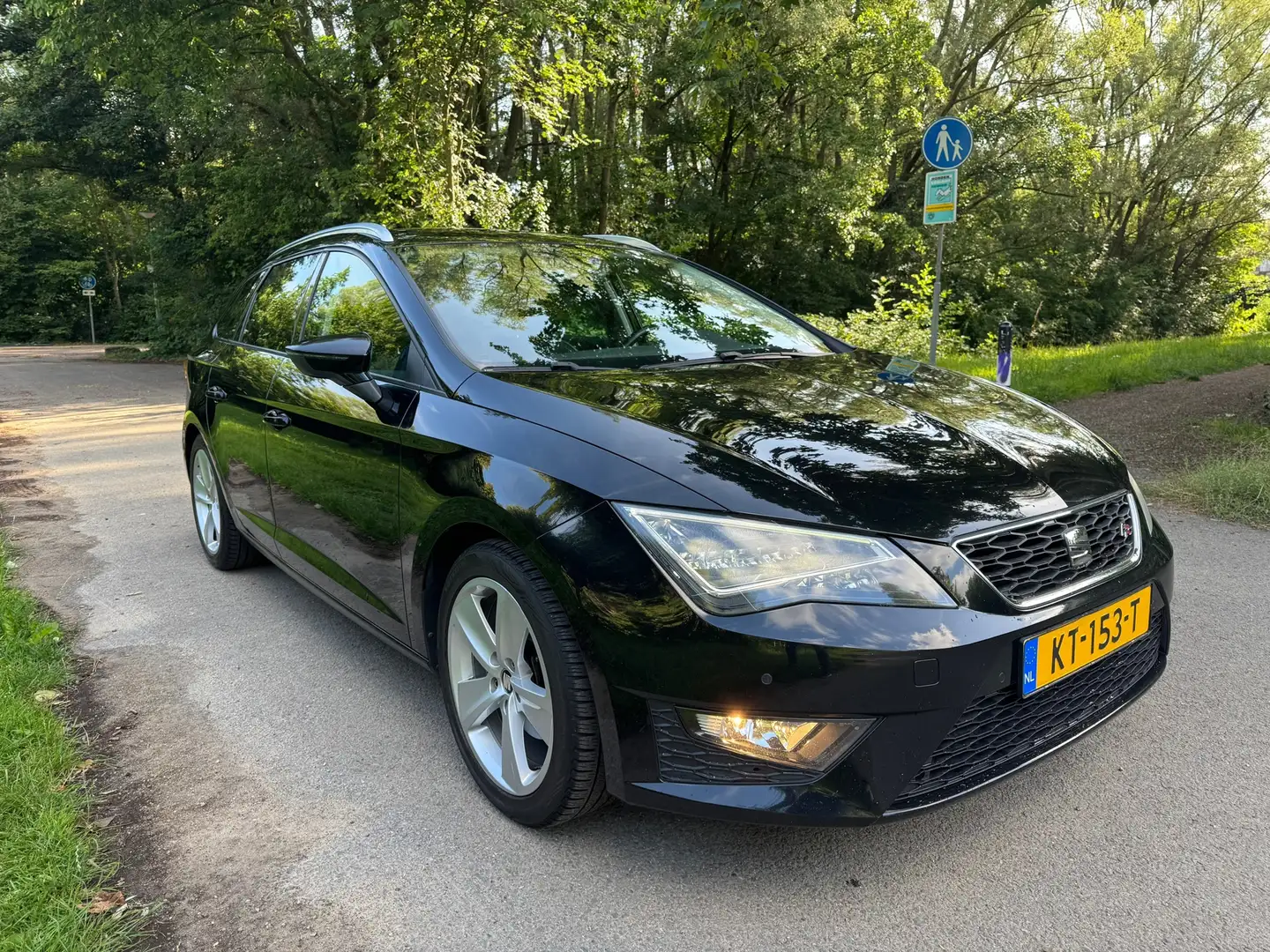 SEAT Leon ST 1.4 Eco TSI FR Connect Schwarz - 2