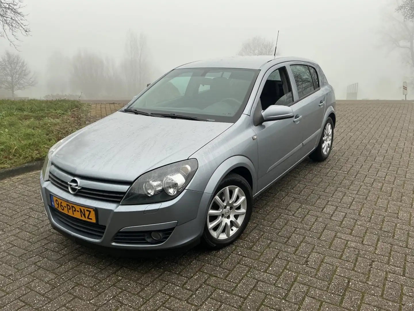 Opel Astra 1.6 ENJOY Grau - 1