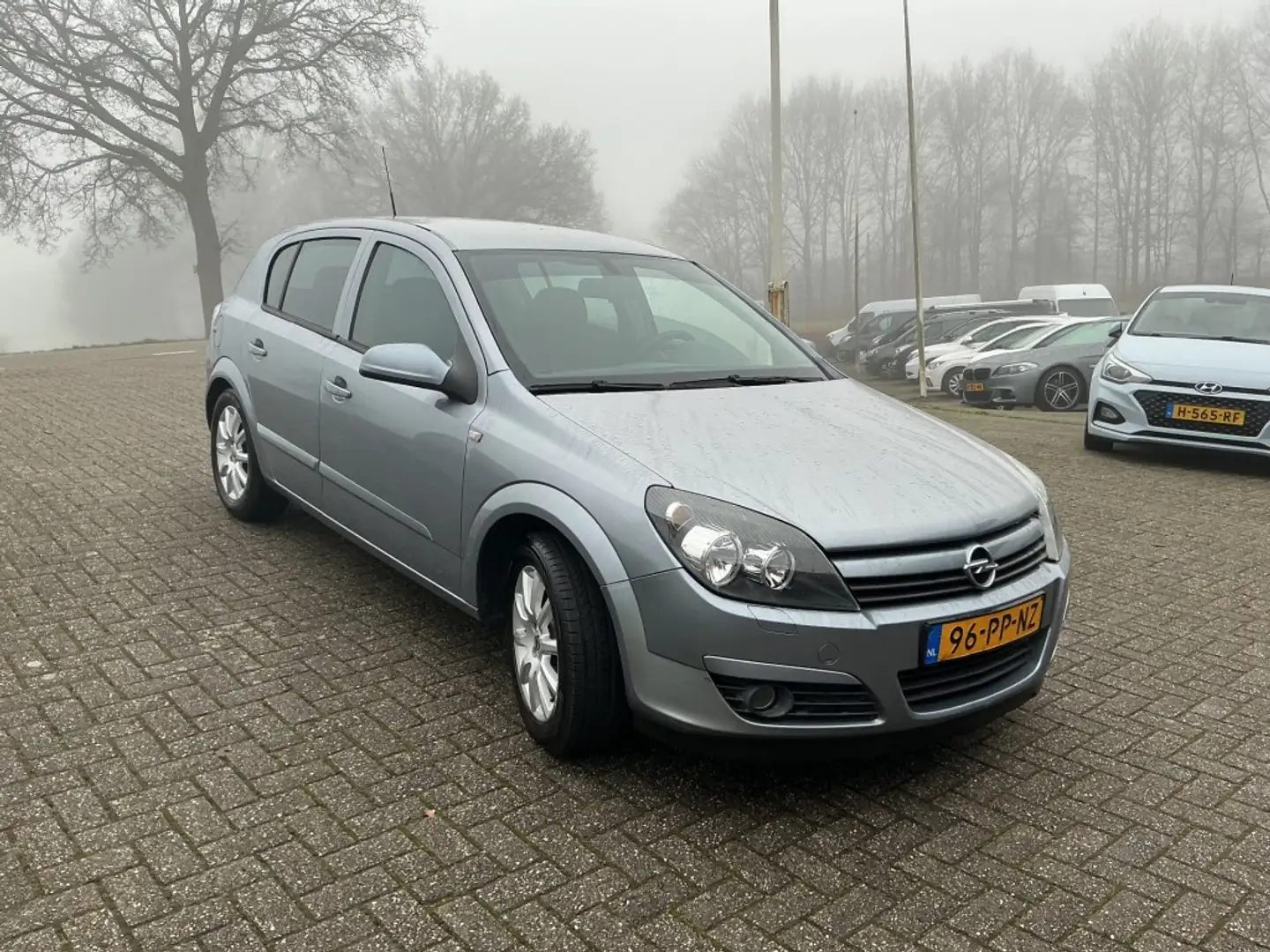 Opel Astra 1.6 ENJOY Grau - 2