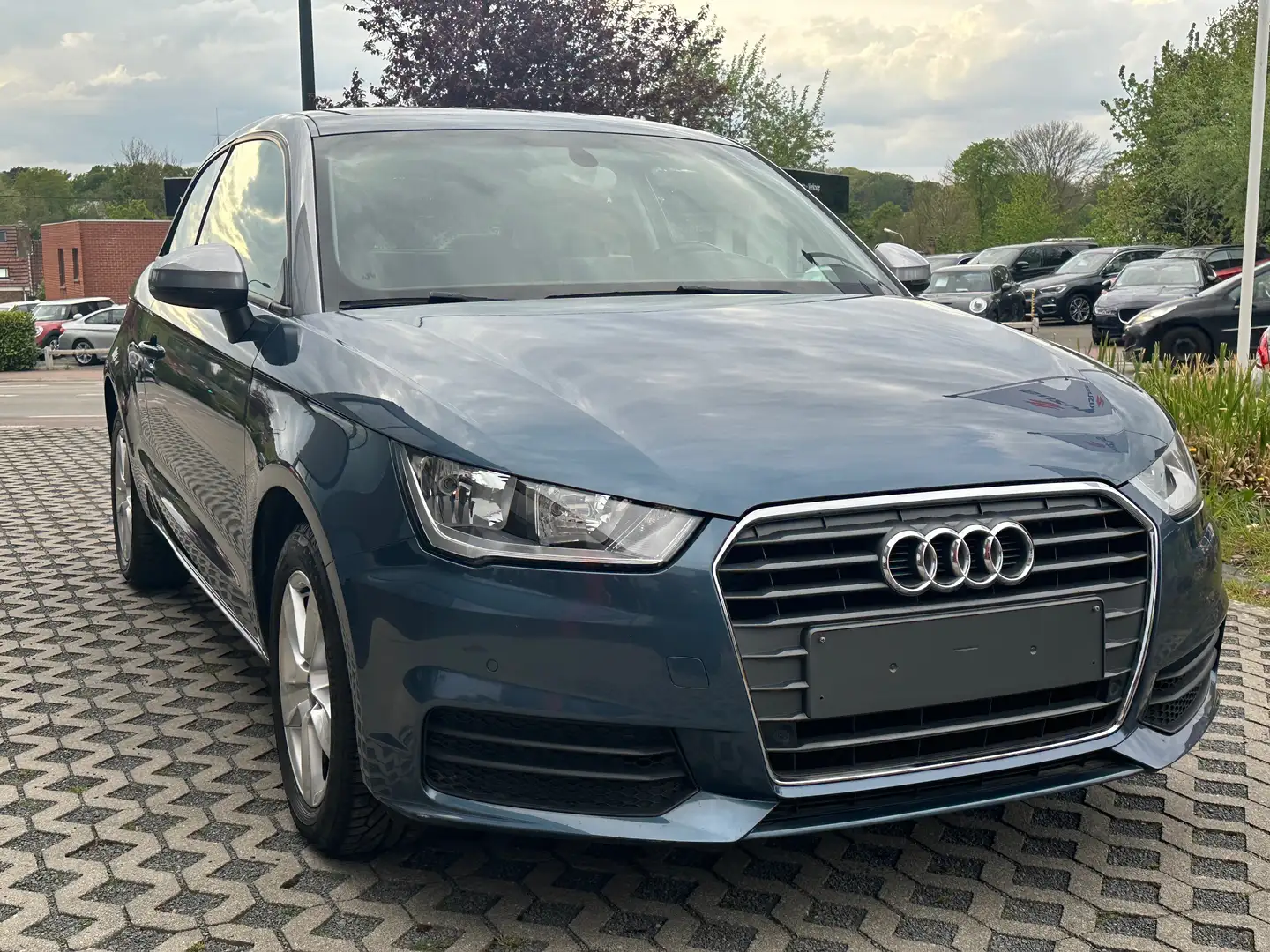Audi A1 1.0 TFSI ***NAVIGATION *** Gris - 2