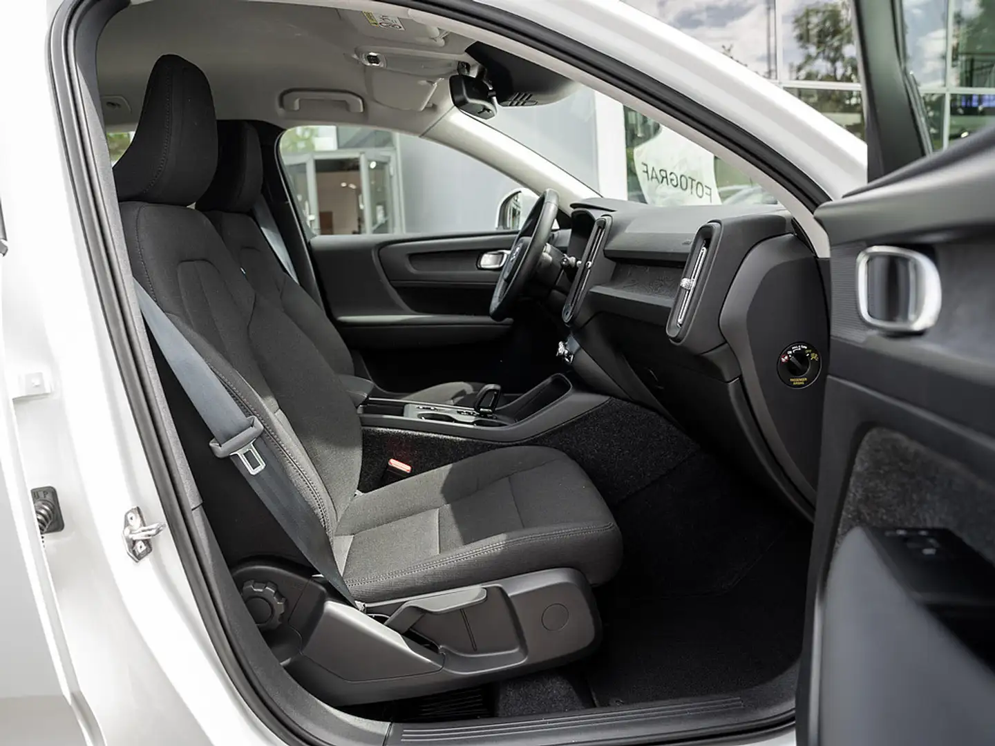 Volvo XC40 T3 Momentum Pro KLIMA PDC NAVI W-LAN LED Weiß - 2