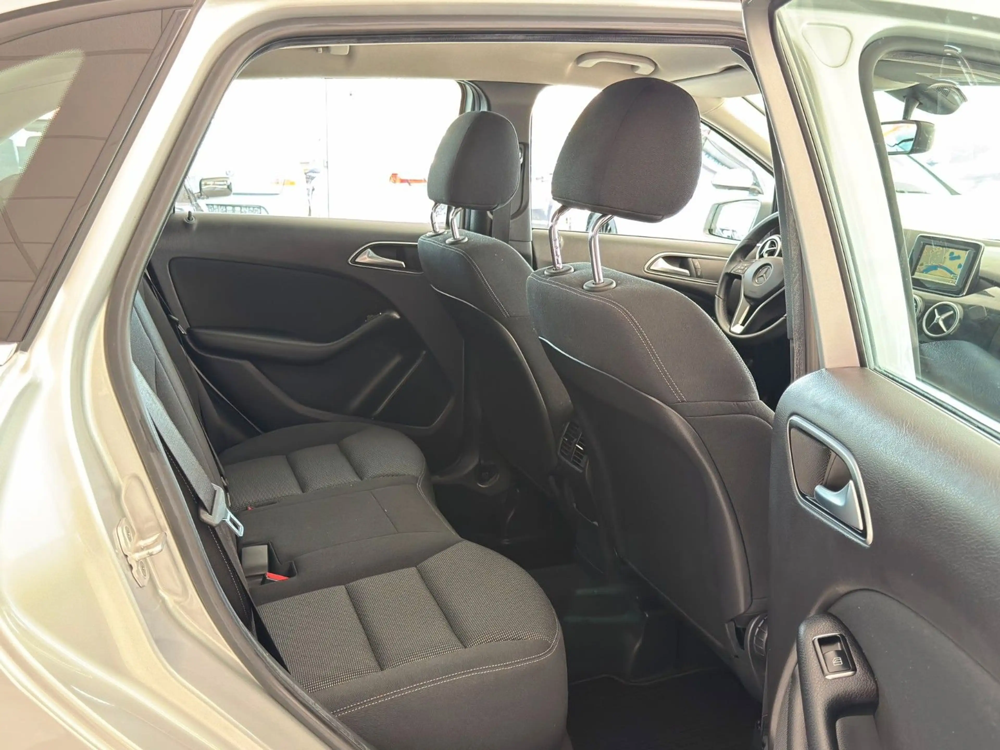 Mercedes-Benz B 180 +Navi+Bi-Xenon+Kamera+Anhänger Kupplung — photo 13