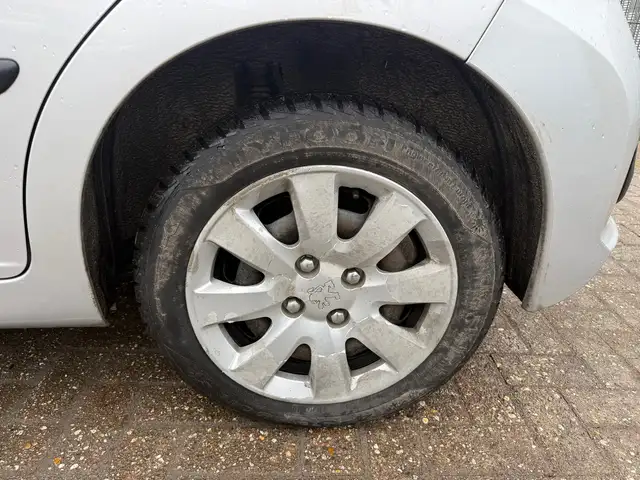 Peugeot 207 view 14