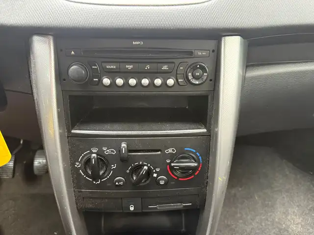 Peugeot 207 view 11