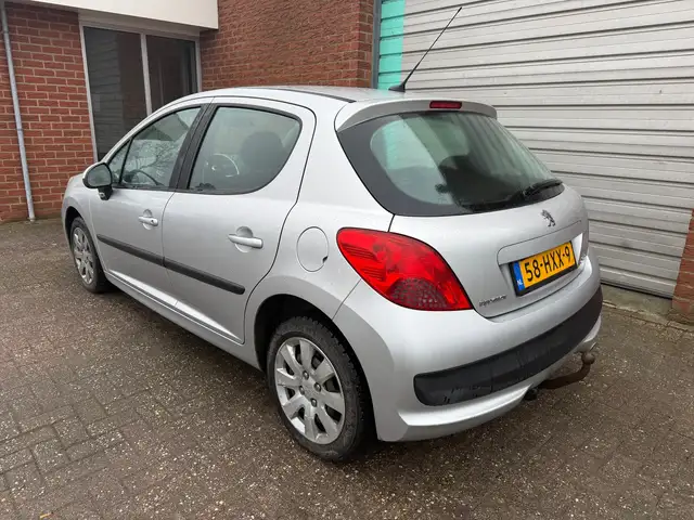 Peugeot 207 view 3