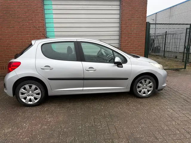 Peugeot 207 view 10