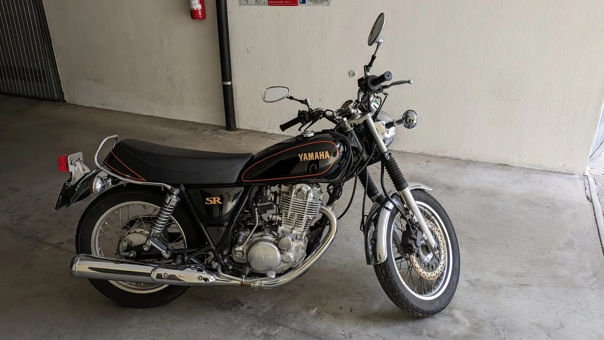 Yamaha SR 400 Black - 2