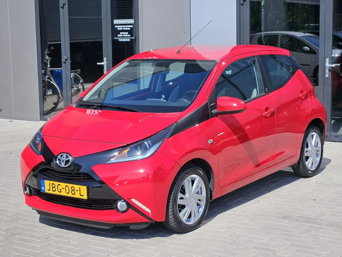 Toyota Aygo 1.0 VVT-i x-cite Automaat Navi Cam LM15 LED Rood - 2