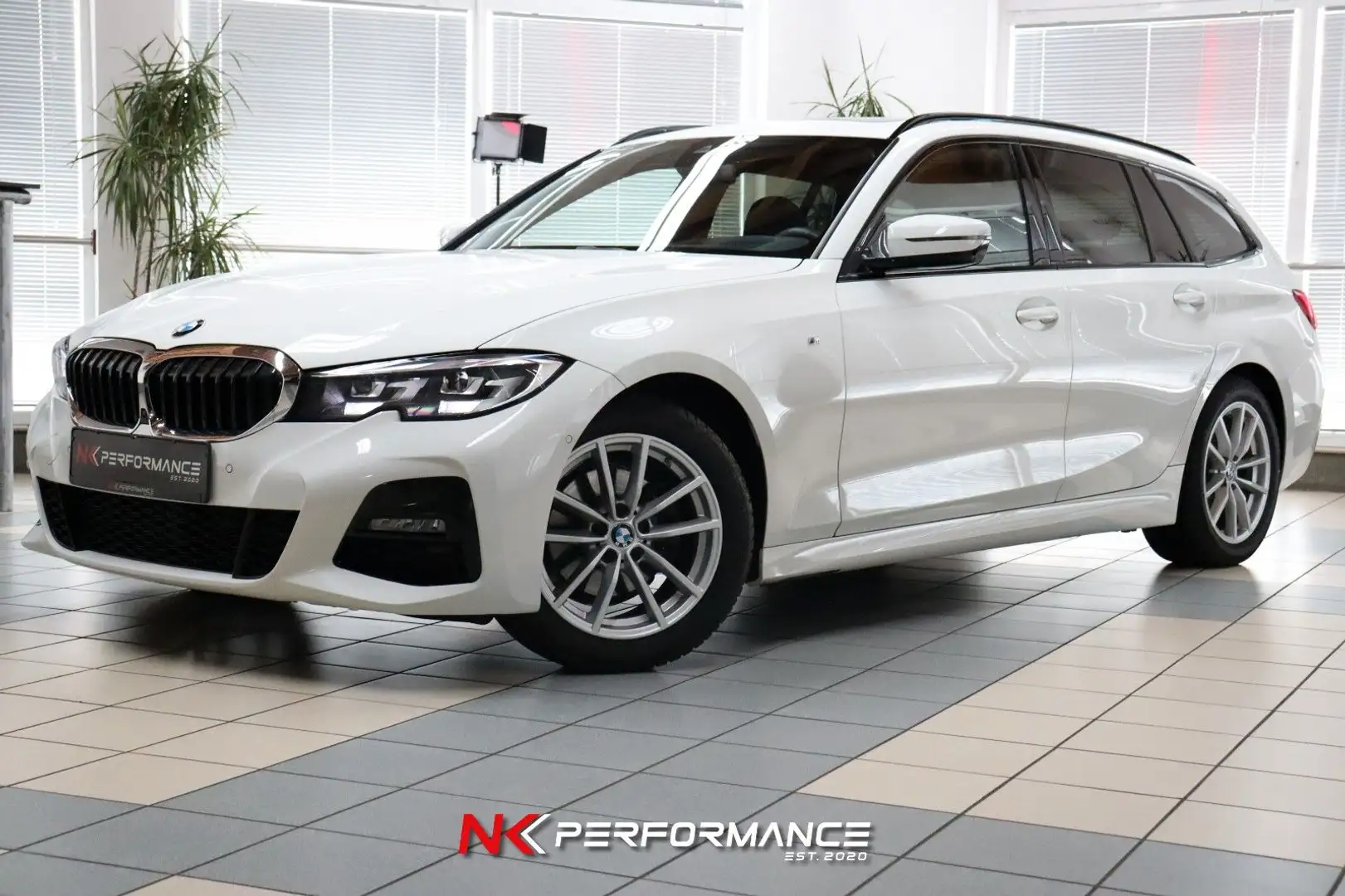 BMW 320 d Touring xDrive M Sport / PANORAMA/ HEAD-UP White - 1