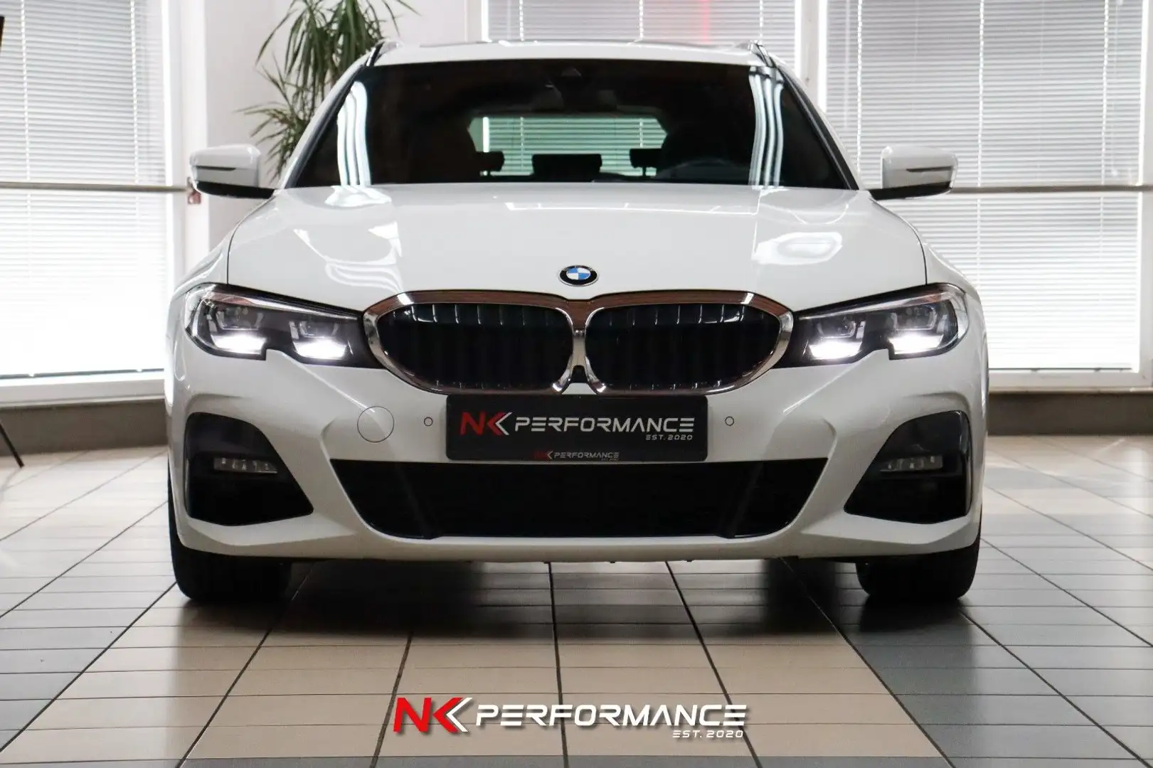 BMW 320 d Touring xDrive M Sport / PANORAMA/ HEAD-UP White - 2