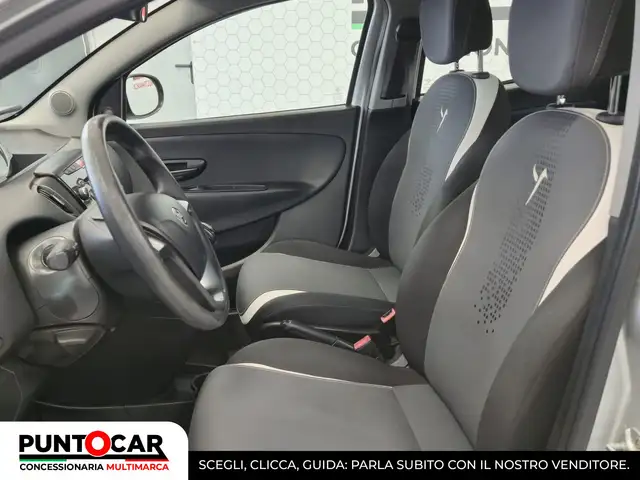 Lancia Ypsilon view 4