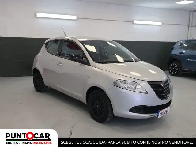 Lancia Ypsilon view 3