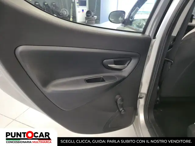 Lancia Ypsilon view 12
