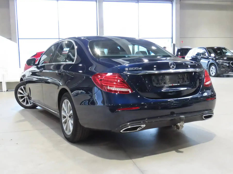 Mercedes-Benz E 200 d Berline Avantgarde *LED-NAVI-CUIR/TISSU SPORT* — photo 4