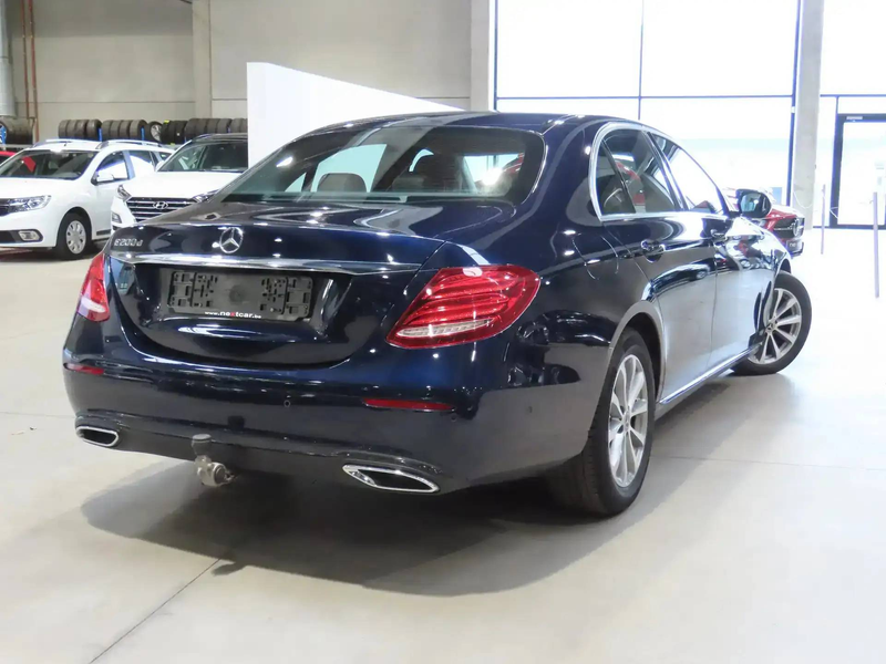 Mercedes-Benz E 200 d Berline Avantgarde *LED-NAVI-CUIR/TISSU SPORT* — photo 3