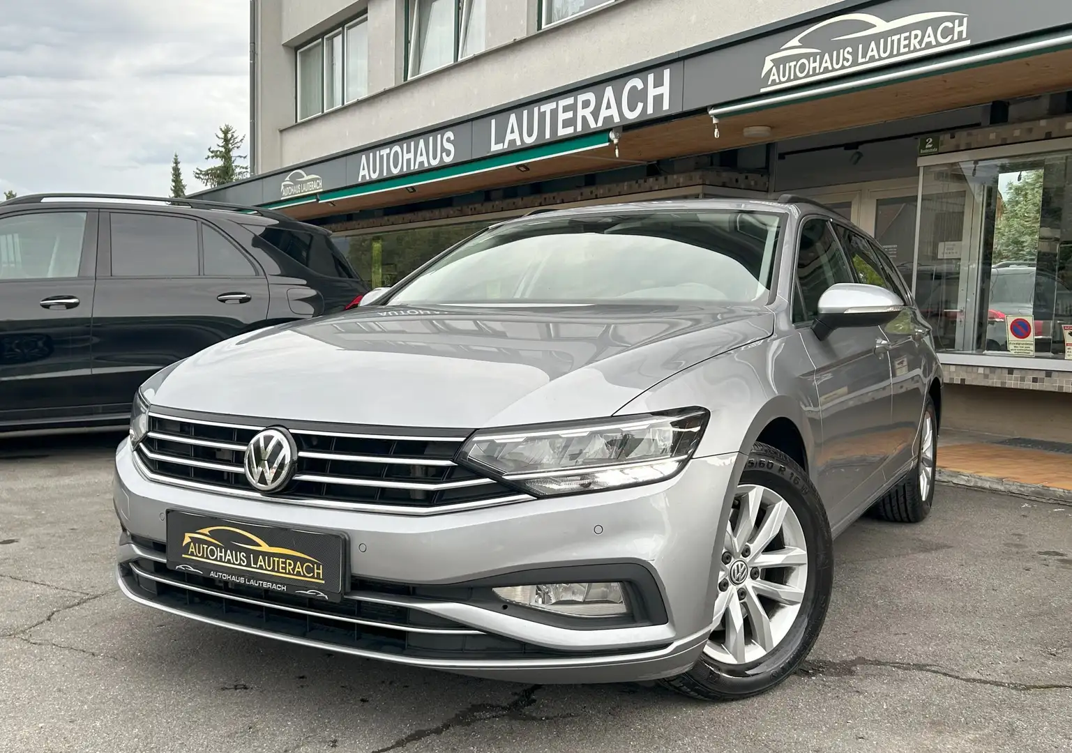 Volkswagen Passat Variant Business TDI SCR DSG *1.HAND*SERVICE GEPFLEGT*NAVI Grau - 1