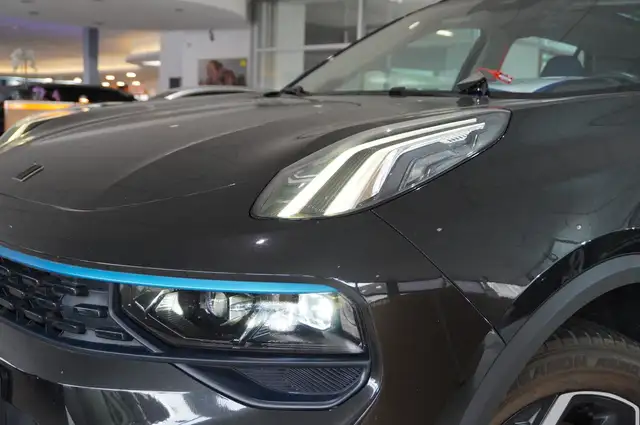 Lynk & Co 01 view 4