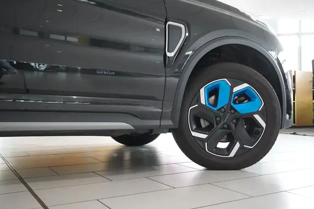 Lynk & Co 01 view 7