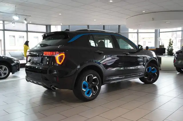 Lynk & Co 01 view 8