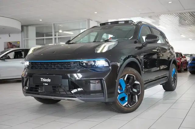 Lynk & Co 01 view 3