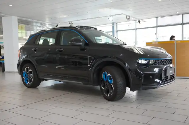 Lynk & Co 01 view 6