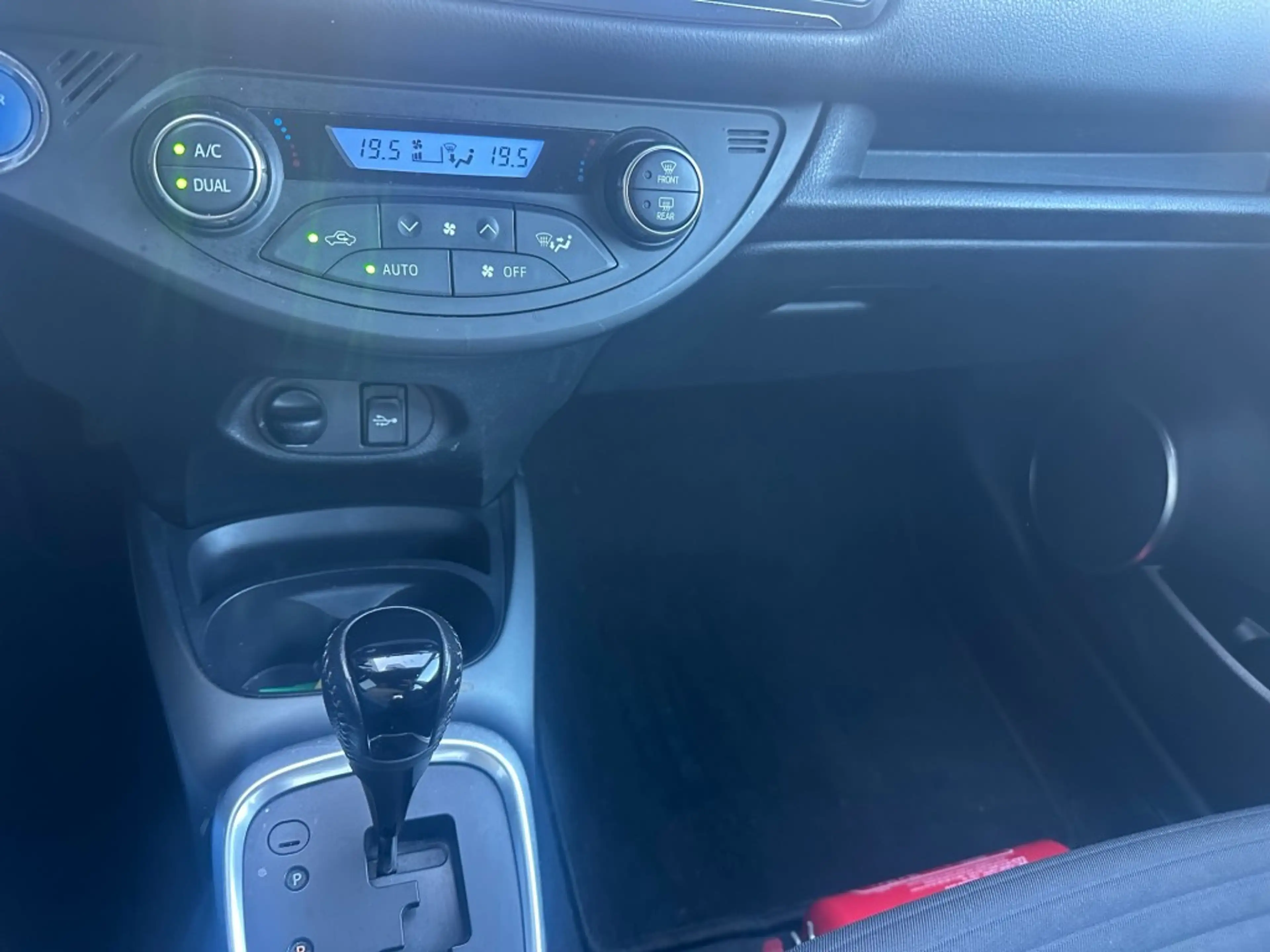 Toyota Yaris 1.5 HYBRID DYNAMIC — photo 12