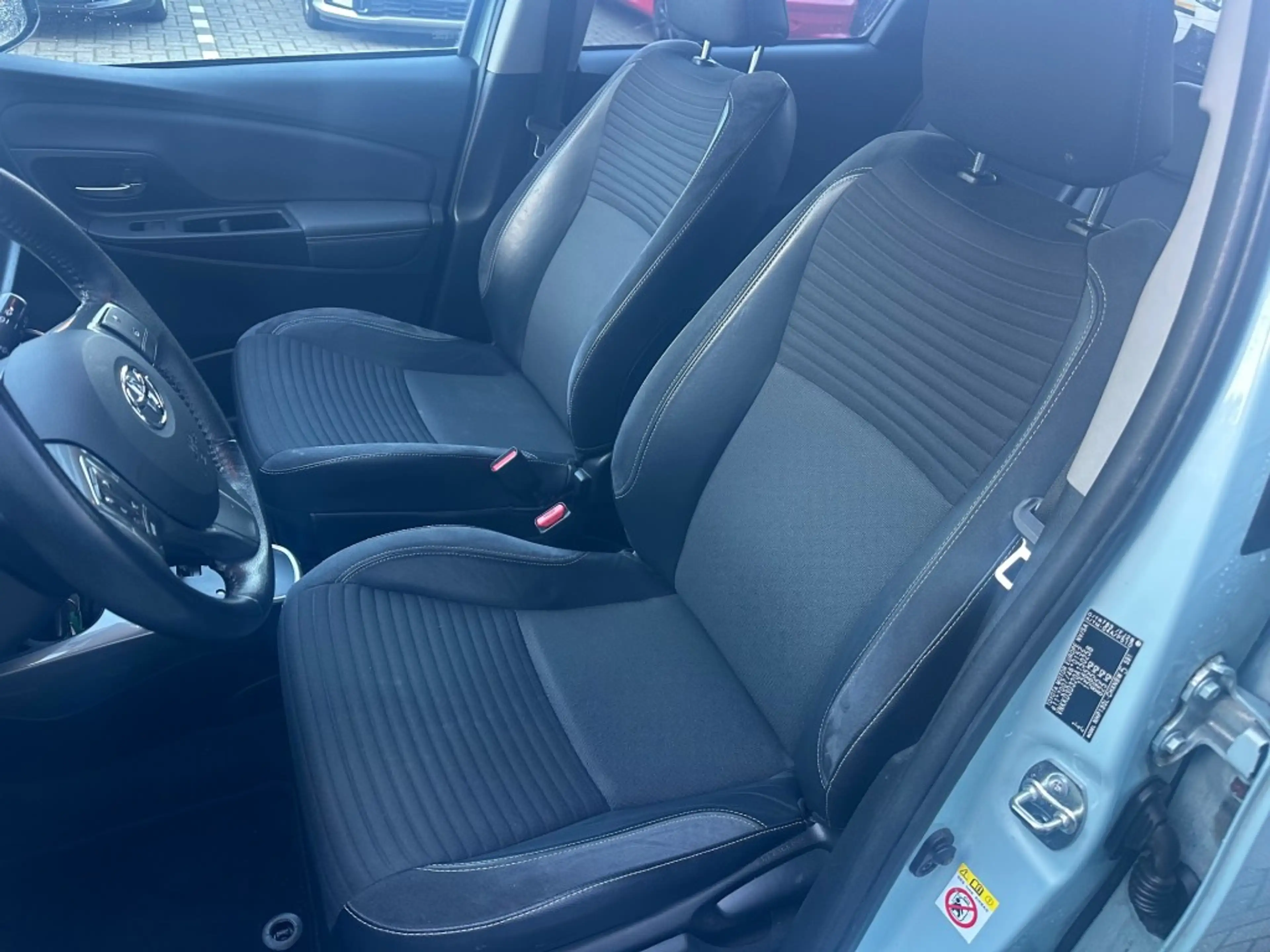 Toyota Yaris 1.5 HYBRID DYNAMIC — photo 8