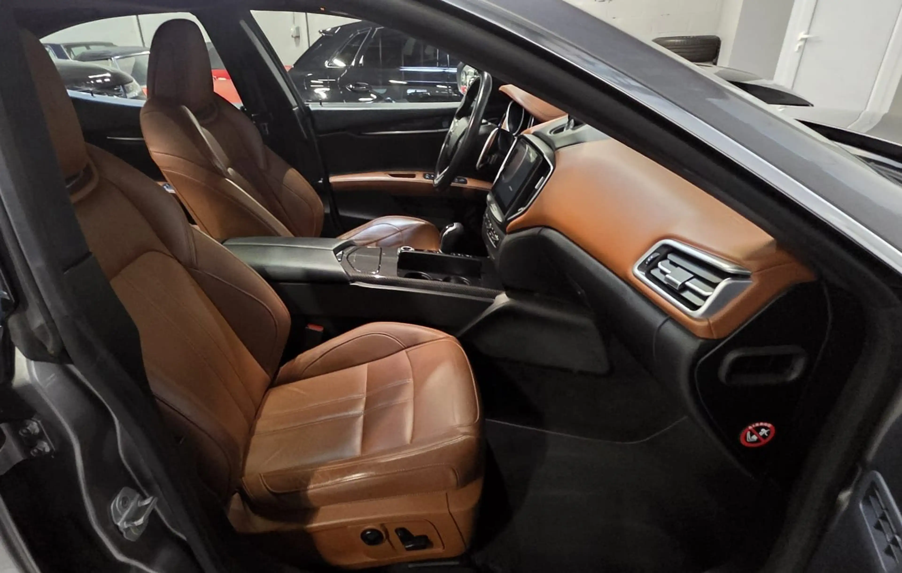 Maserati Ghibli Ghibli 3.0 V6 275 D GranLusso — photo 11