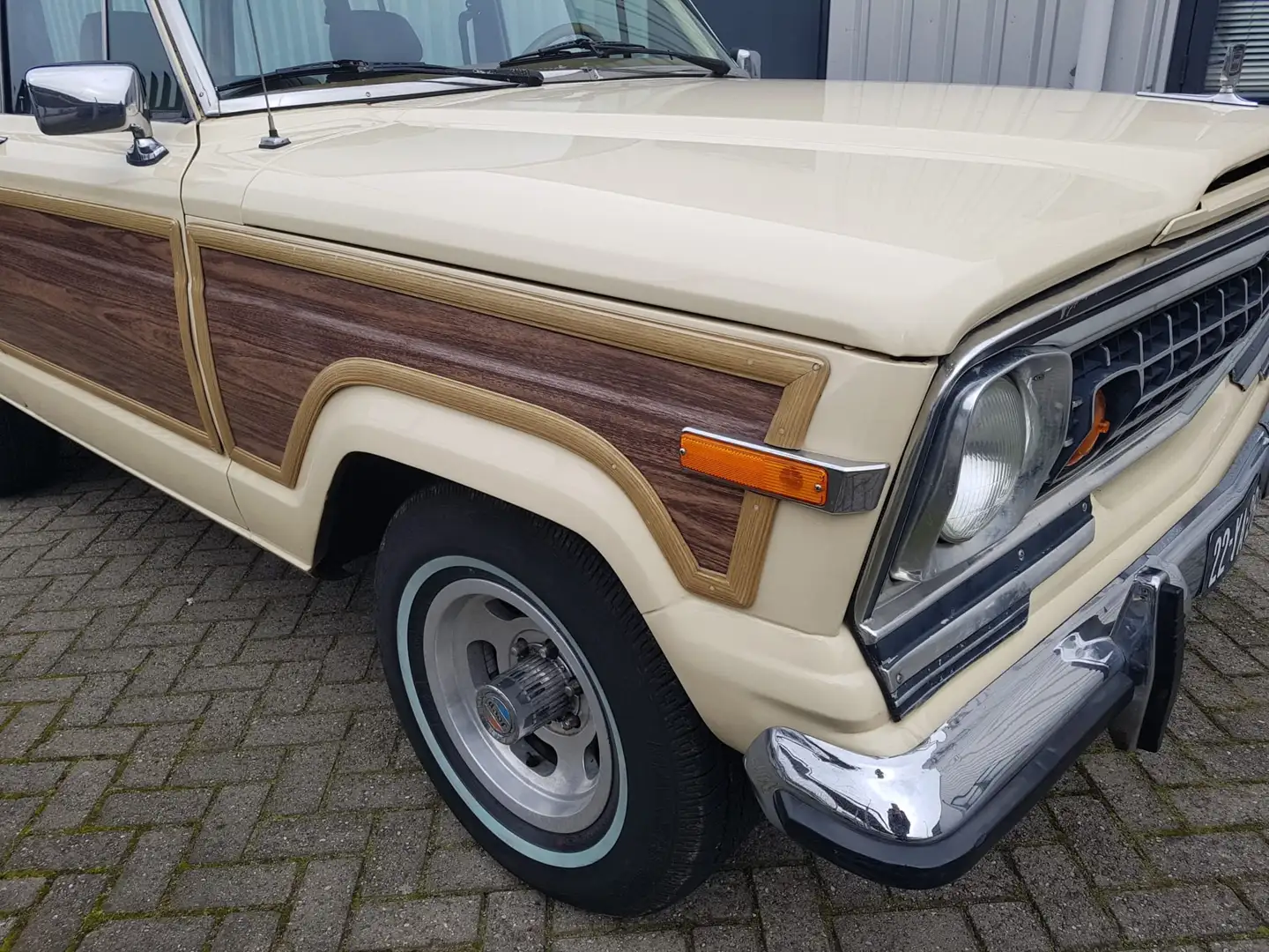 Jeep Wagoneer Wagoneer 5.9 V8 Limited Wagon - 1