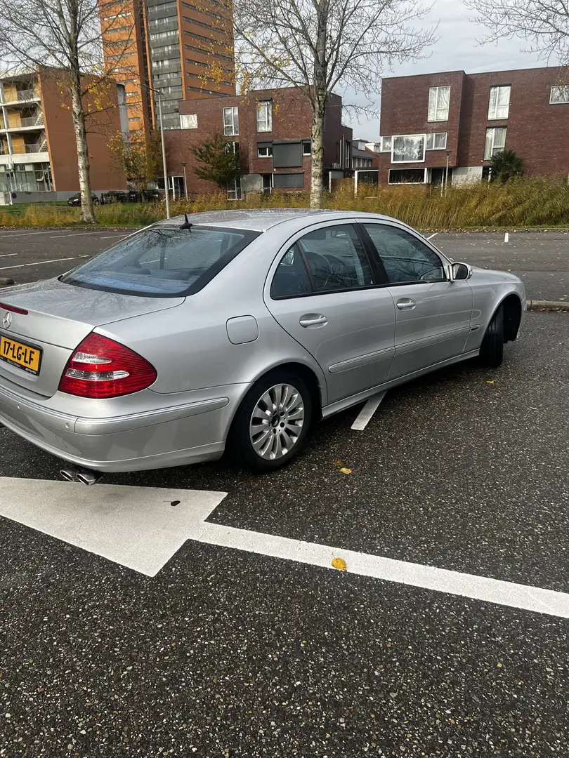 Mercedes-Benz E 240 Avantgarde AUT Grijs - 2