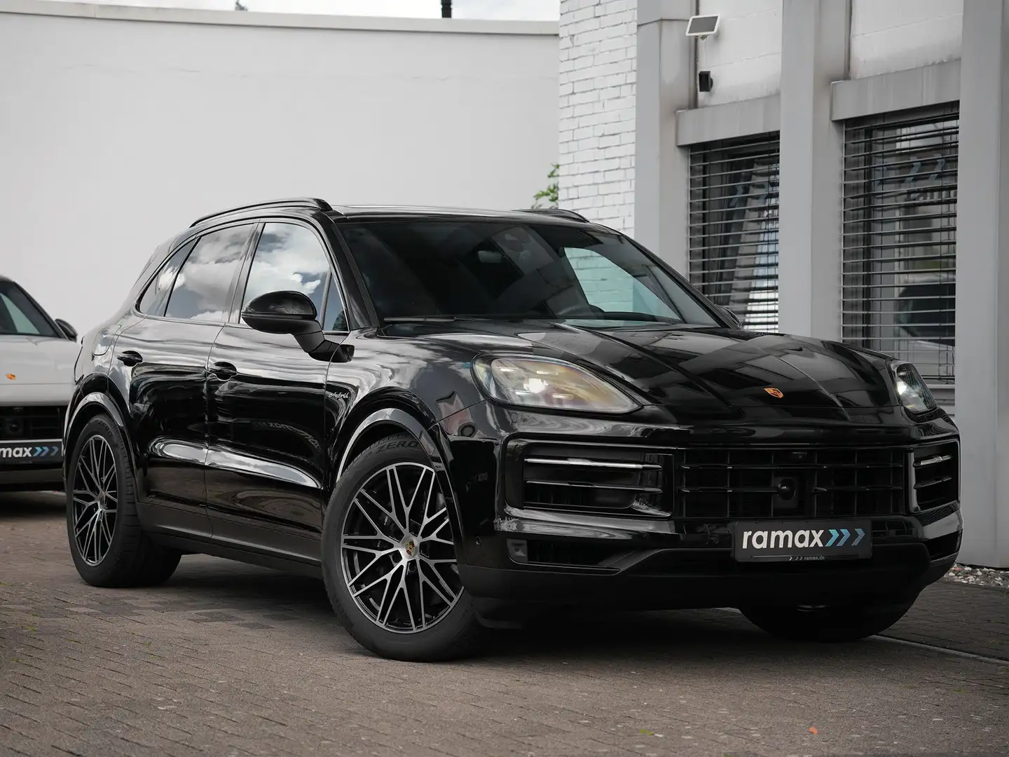 Porsche Cayenne E-Hybrid MY24-INNODRIVE-LUFTF-PANO-SPORTSITZE-21RS Negru - 1