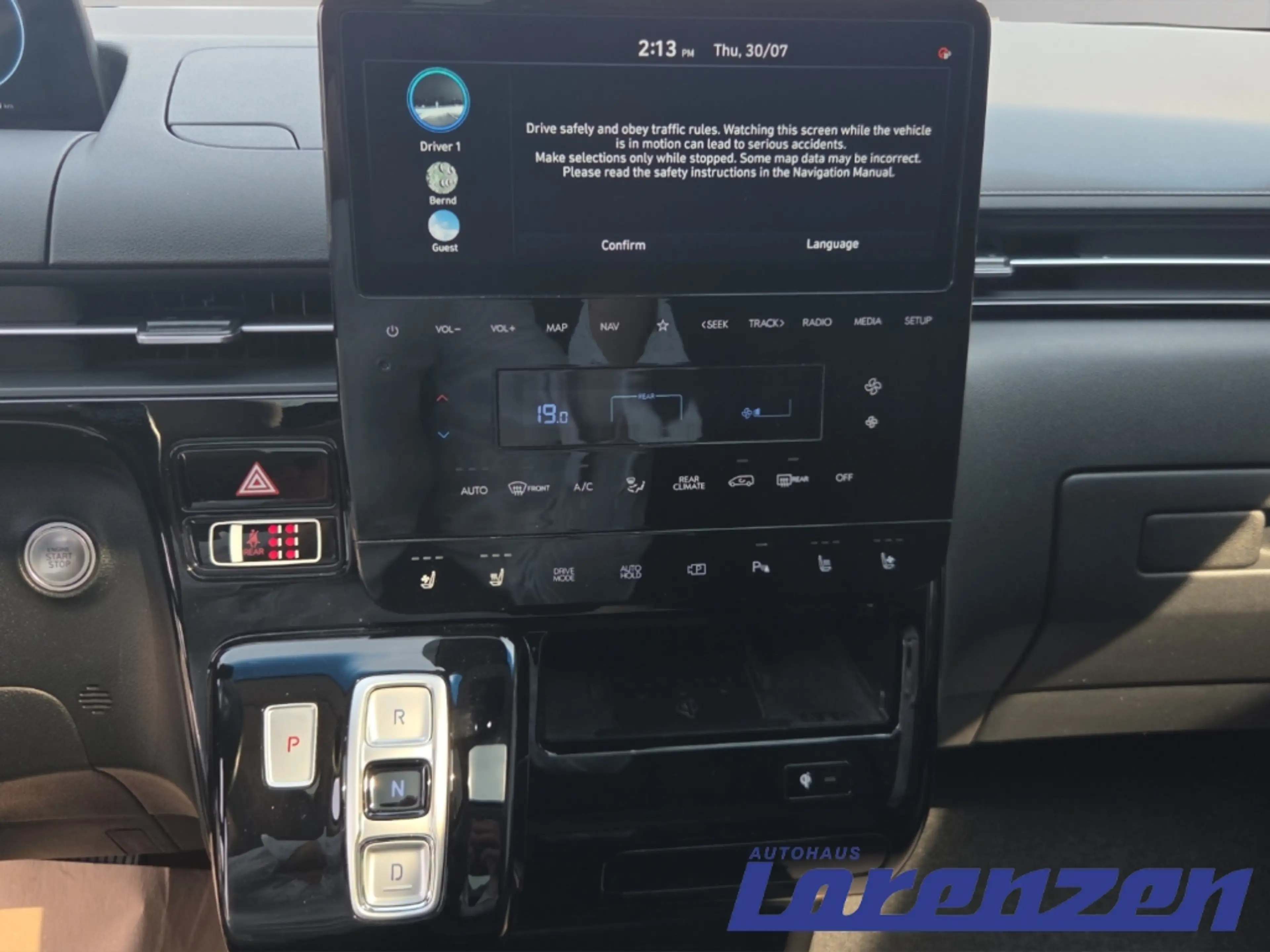 Hyundai STARIA CRDi 2.2 Prime Panoramadach Navi Digitales Cockpit — photo 15