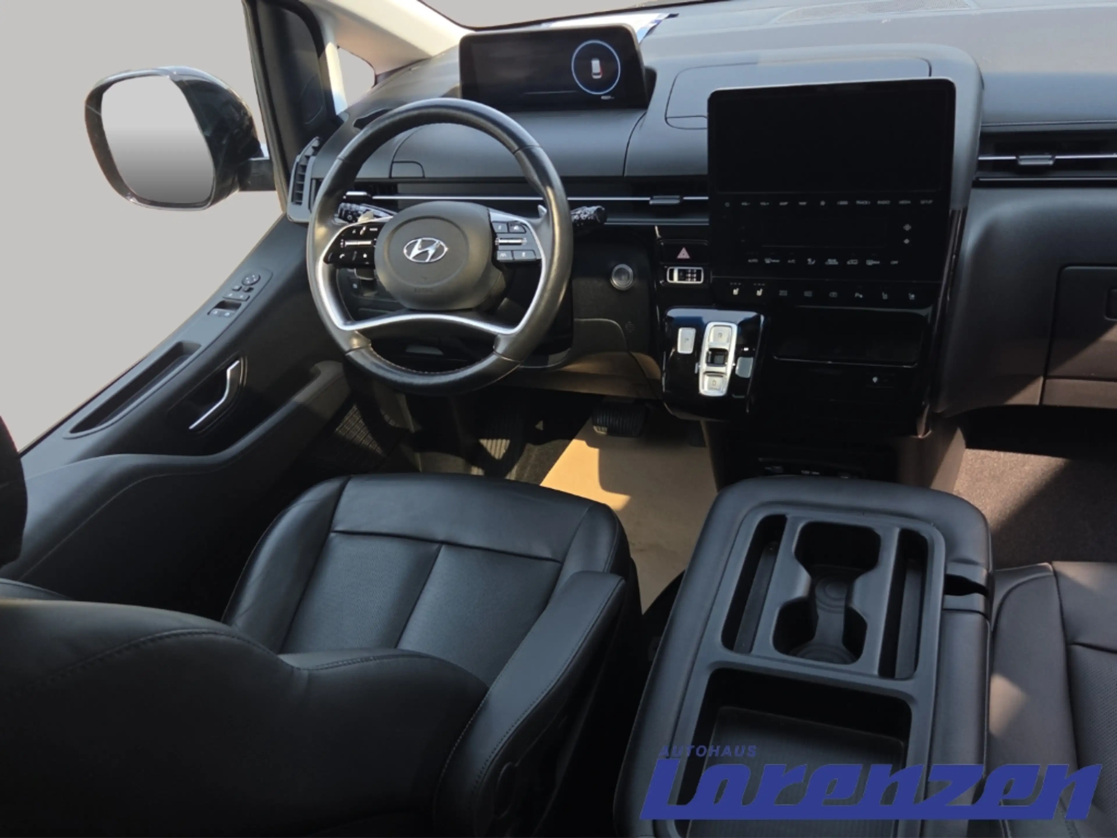 Hyundai STARIA CRDi 2.2 Prime Panoramadach Navi Digitales Cockpit — photo 11