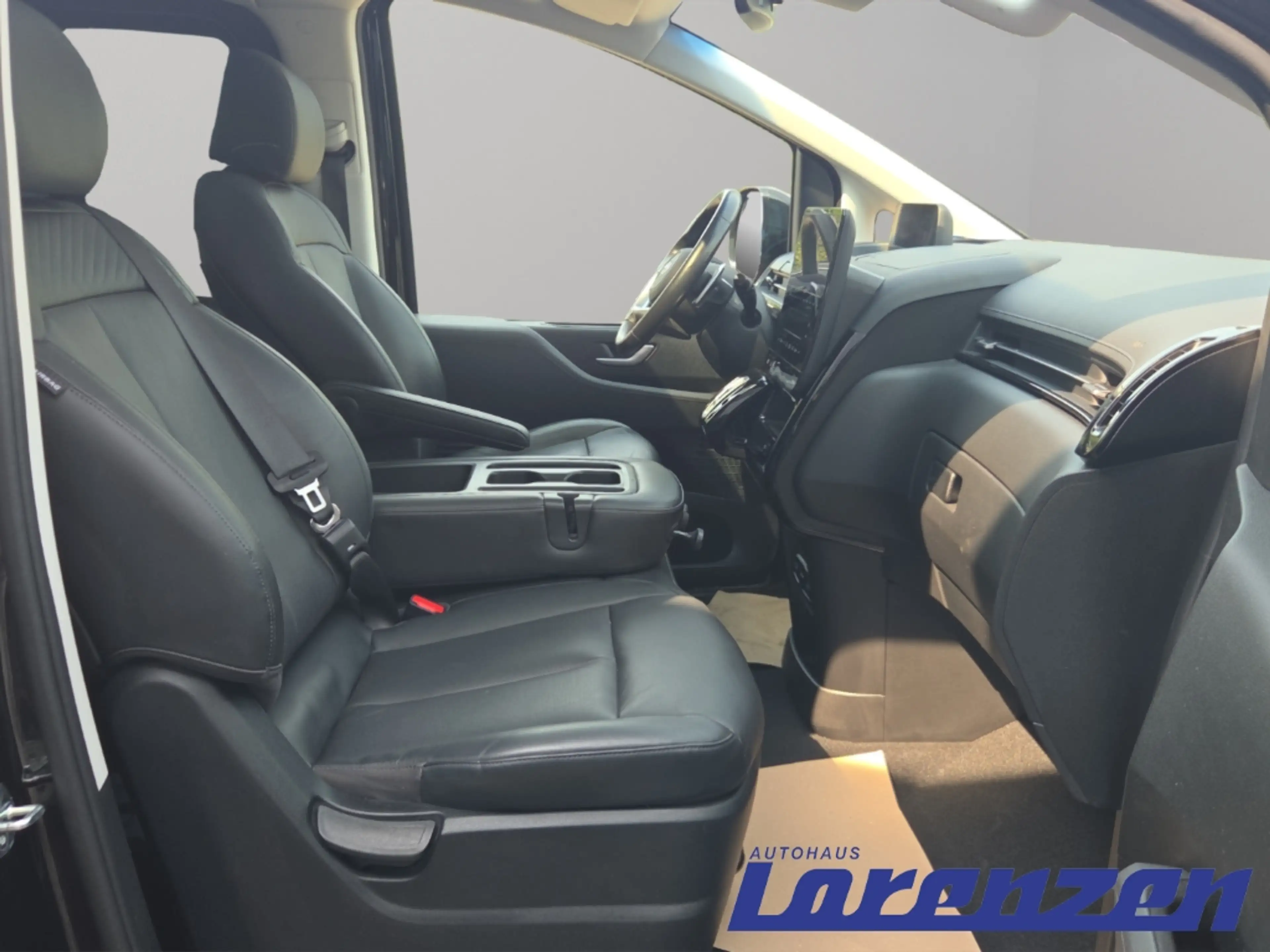 Hyundai STARIA CRDi 2.2 Prime Panoramadach Navi Digitales Cockpit — photo 9