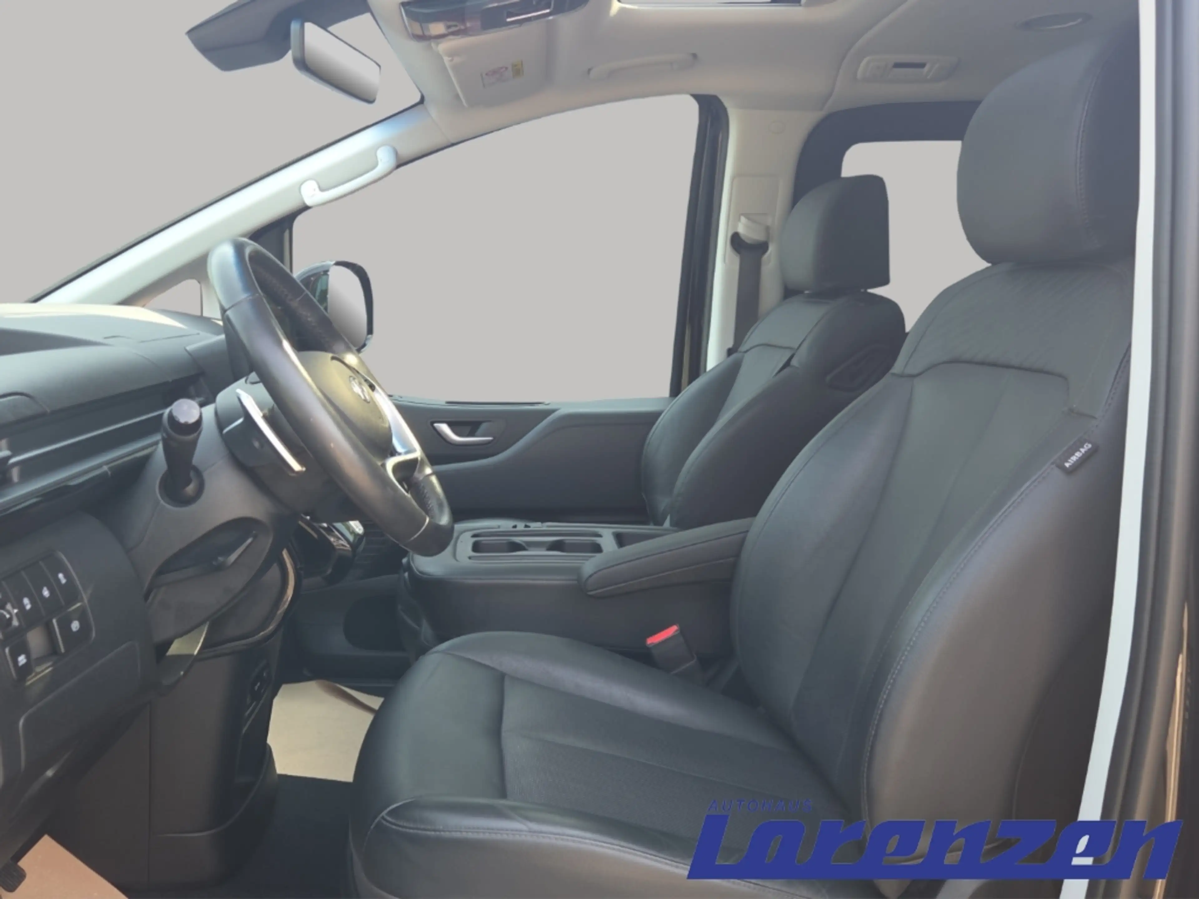 Hyundai STARIA CRDi 2.2 Prime Panoramadach Navi Digitales Cockpit — photo 12