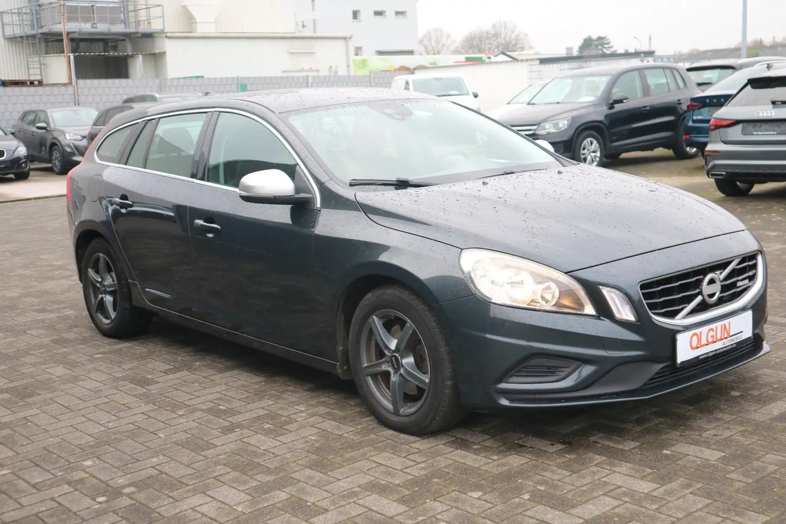 Volvo V60 Kombi R-Design *NAVI*PDC*HU 6.27* Grau - 2