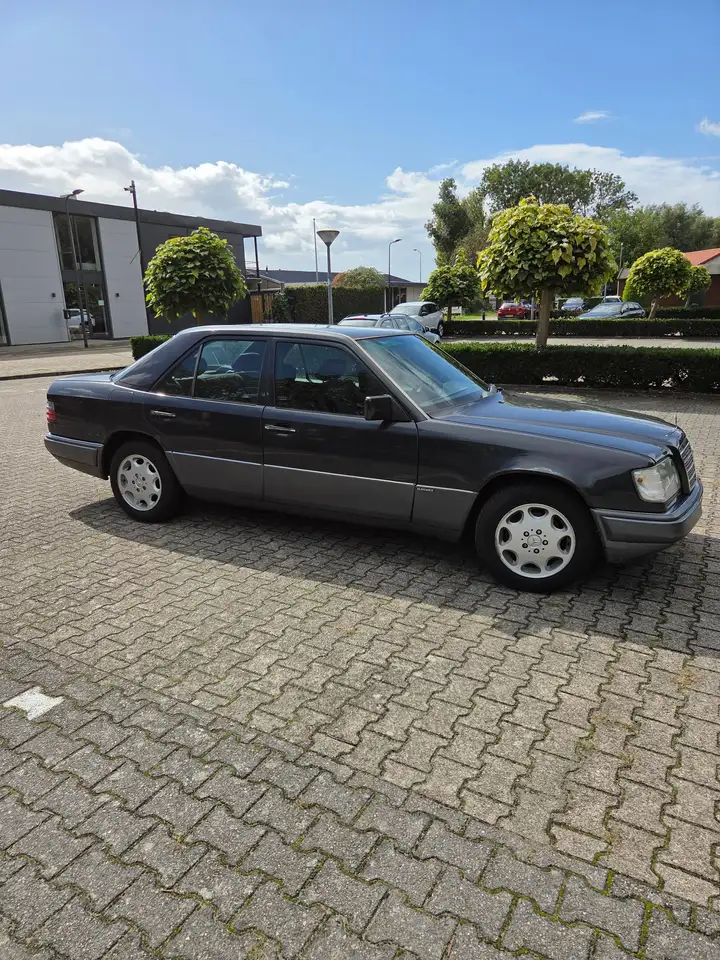 Mercedes-Benz E 200 Elegance, foto 2