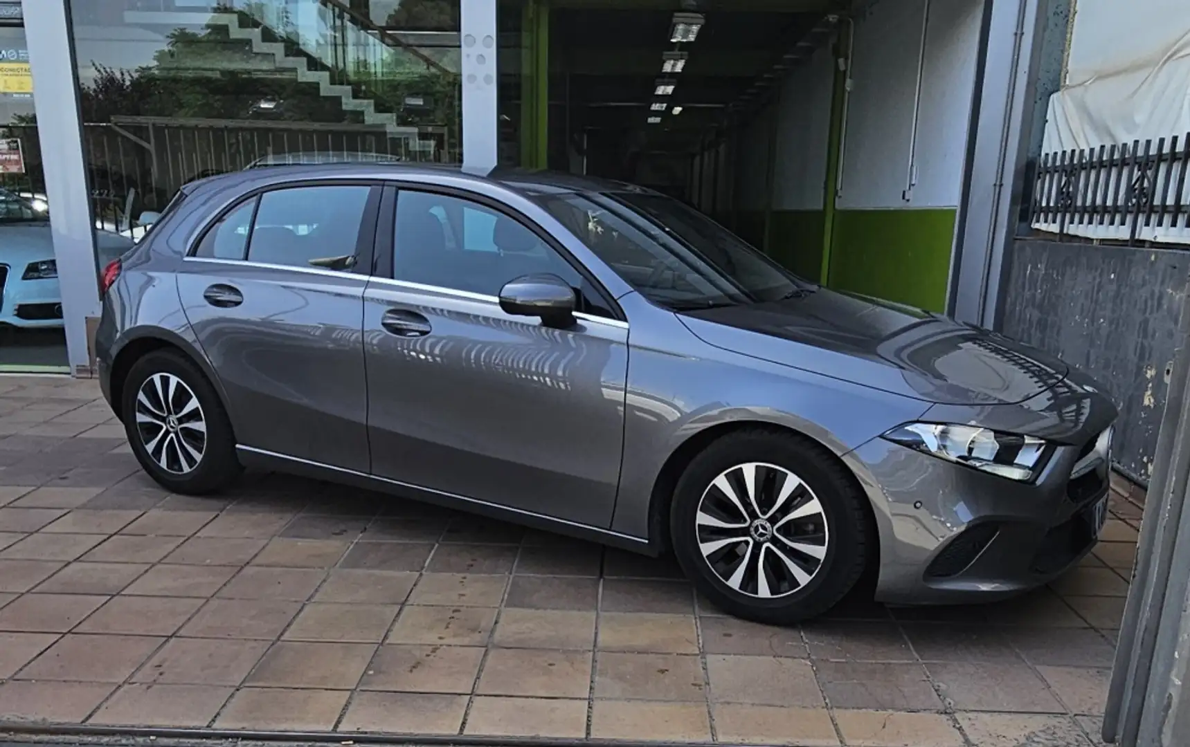 Mercedes-Benz A 180 180d Gris - 2