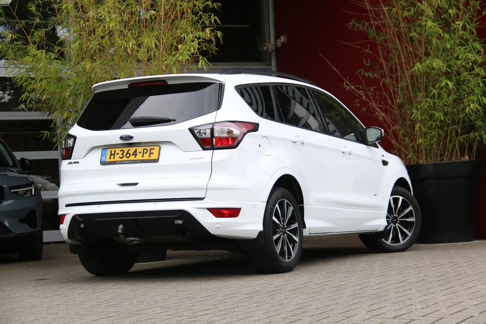 Ford Kuga 1.5 EcoB. 182pk Automaat 4WD ST-Line Stoel+ Stuurv Wit - 2