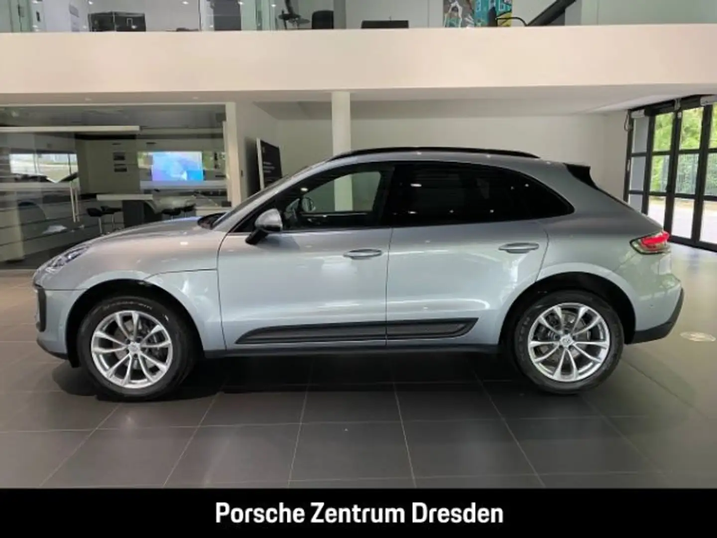 Porsche Macan . Argent - 2
