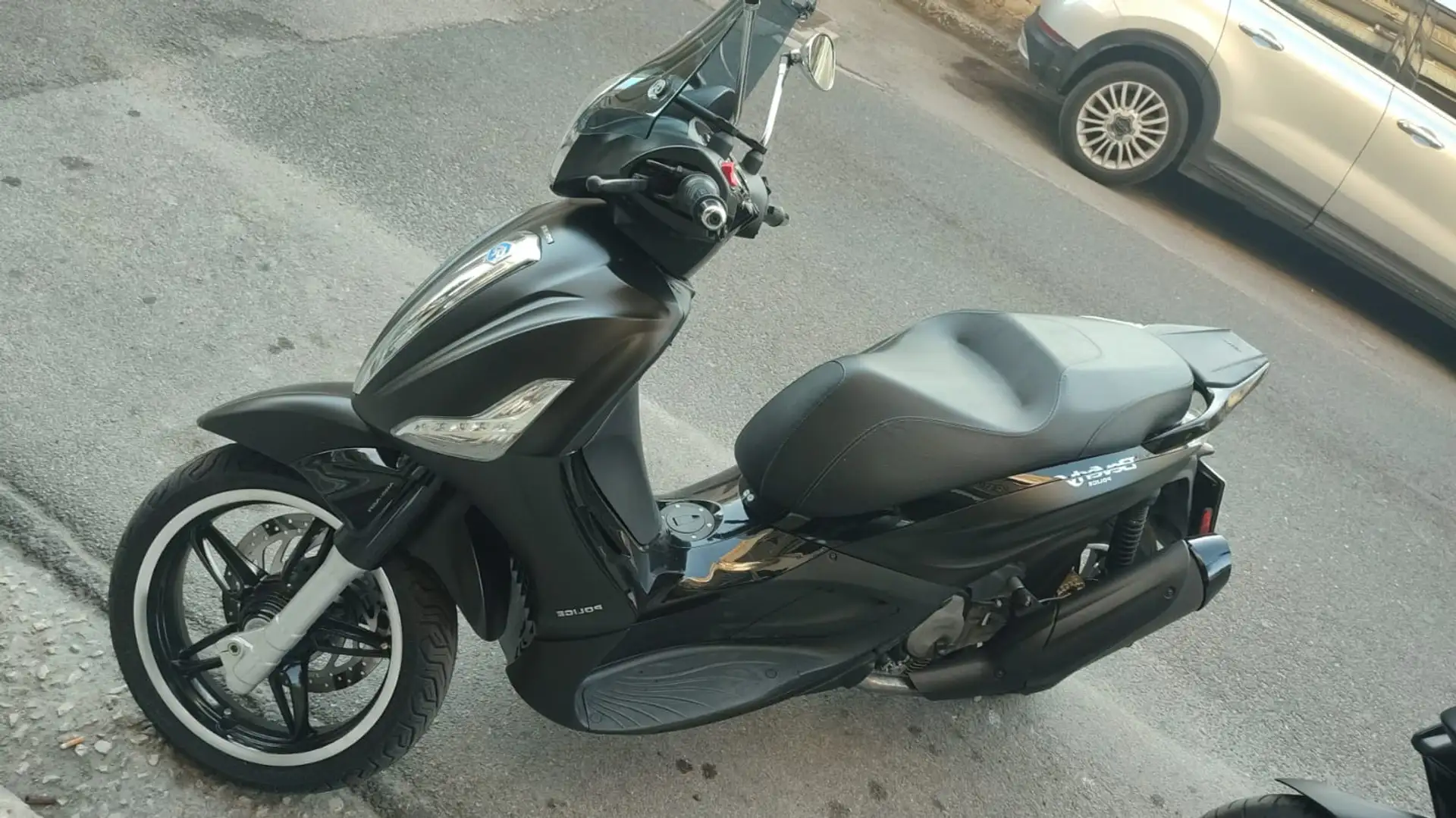 Piaggio Beverly 350 police Negru - 1