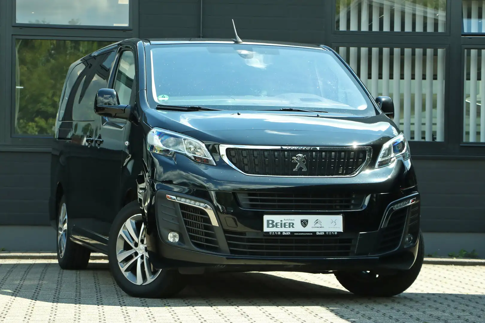 Peugeot Traveller 2.0 BlueHDi 180 L3 Business VIP AHK/ Navi/ Standhe Negru - 2