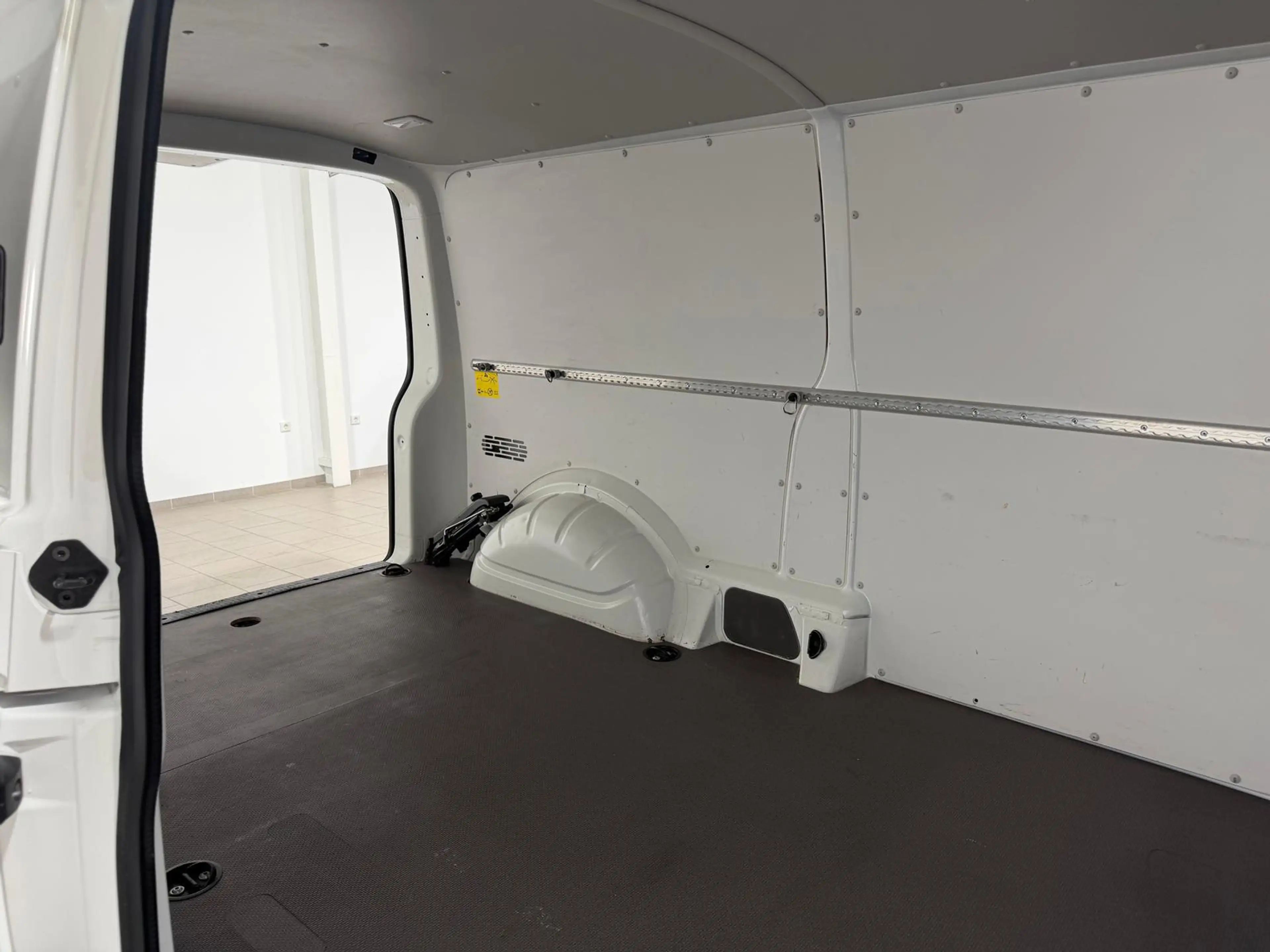 Volkswagen T6.1 Transporter ,4Motion,lang,Navi,Standh,AHK — photo 7