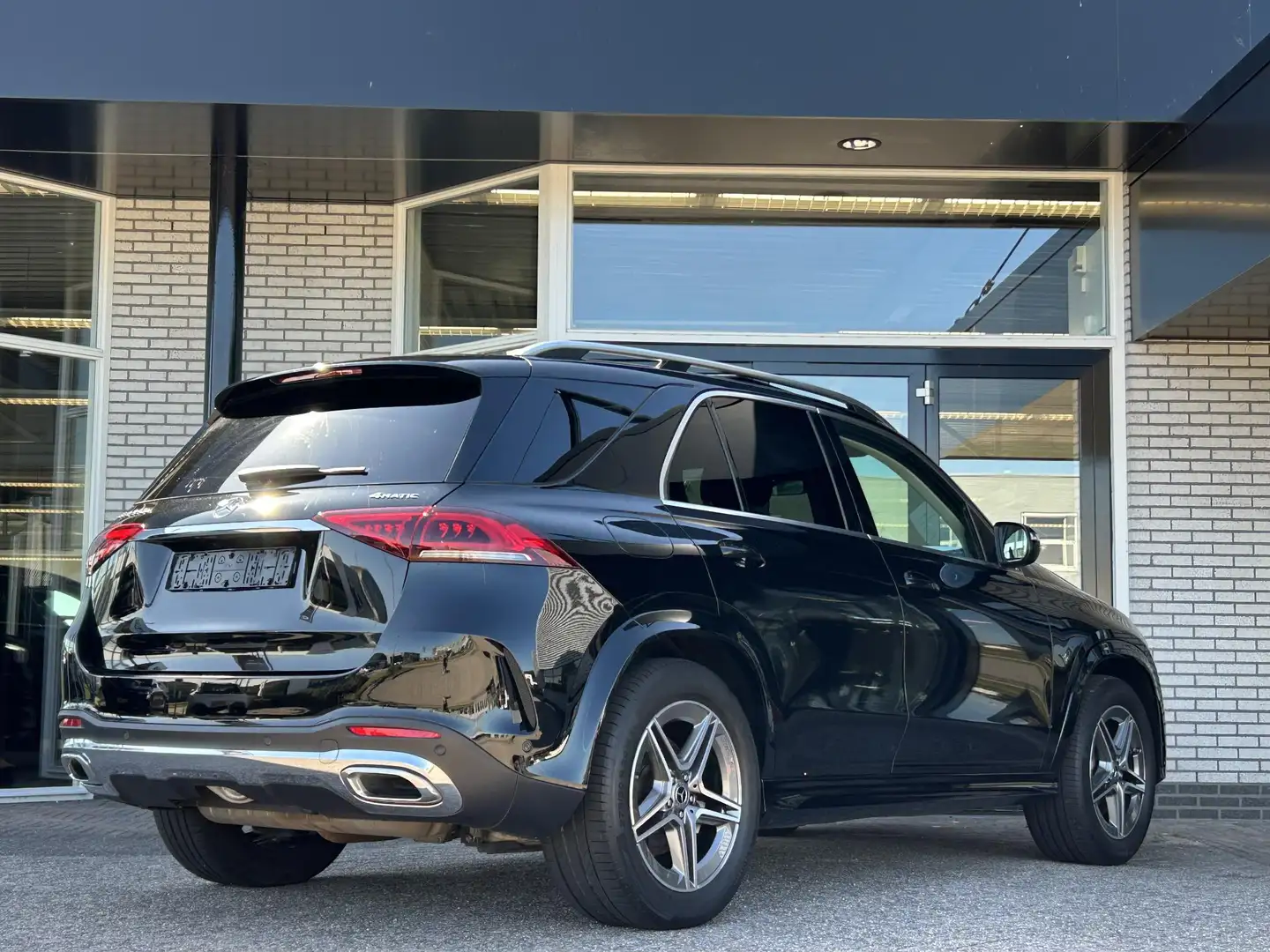Mercedes-Benz GLE 350 e 4MATIC | AMG | Trekhaak | Panoramadak Zwart - 2