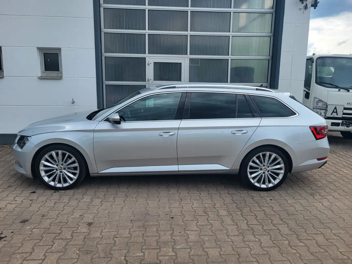 Skoda Superb Combi L&K Leder/AHK/SHZ/Navi/Automat/1.Hd Argento - 2